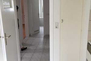 Modernisierte 2-Raum-Dachgeschosswohnung mit Einbauküche in Wuppertal – Franzenstrasse 4, 42105 Wuppertal – Vorschaubild 3