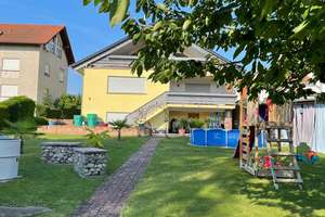 ZWEIFAMILIENHAUS – LEBEN IN UND MIT DER NATUR! ZWEI EIGENTUMS-WHG. MÖGLICH - WOHNEN & ARBEITEN – Die vollständige Adresse der Immobilie erhältst du vom Anbieter., 63594 Hasselroth – Vorschaubild 2