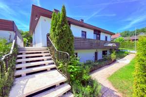 Familienbungalow mit Einliegerwohnung und Doppelgarage auf schönem Hanggrundstück