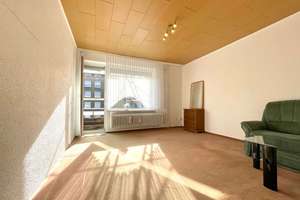 Helle 3-Zimmer-Wohnung im 1. Obergeschoss mit Balkon und Garage