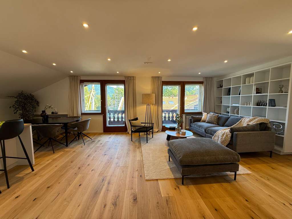 Immobilie in Bad Wiessee - charmant & optimal geschnitten: frisch sanierte Dachgeschosswohnung am Tegernsee - Bild 1