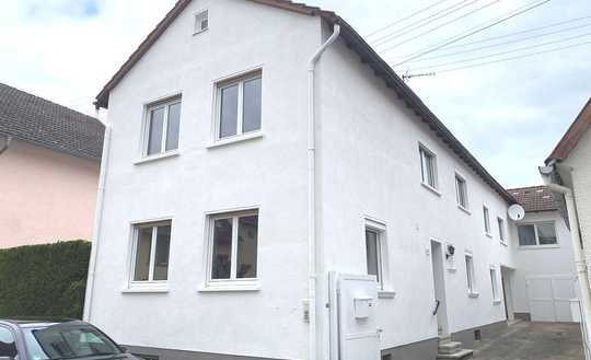 PROVISIONSFREI! Das perfekte Investitionsobjekt: 2 modernisierte, leerstehende Wohnungen in 1 Haus!