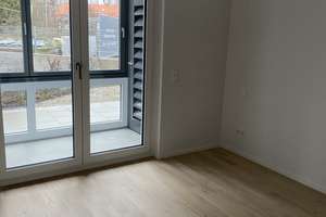 Ansprechende 2-Zimmer-EG-Wohnung mit Einbauküche & Terrasse/Garten in München – Henschelstraße 29, 81249 Lochhausen, München – Vorschaubild 5