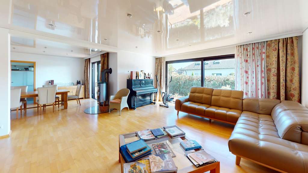 Immobilie in Lingenfeld - Großzügiges Einfamilienhaus mit Einliegerwohnung und Ausbaupotenzial - Bild 2