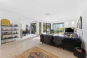 *Prestige  und  Privatsphäre* 
 4-Zimmer-Wohnung auf Parkgrundstück in Marienburg / Pro