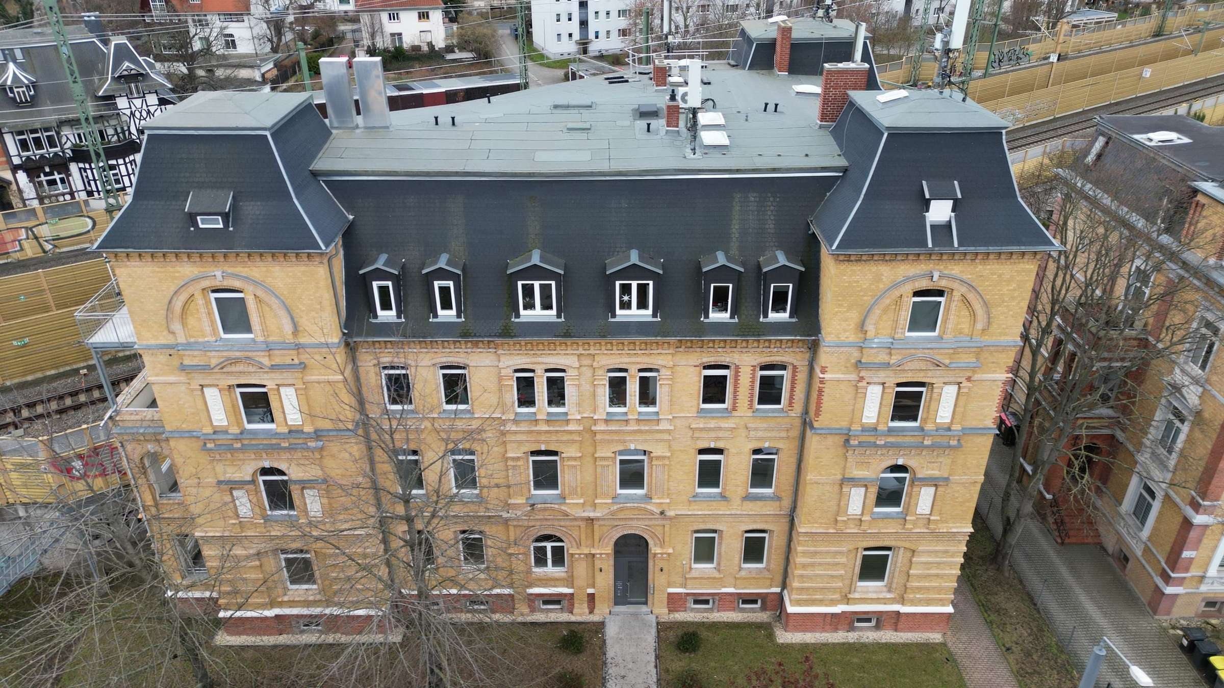 Große und moderne 2-Zimmer-DG-Wohnung mit Balkon in Erfurt