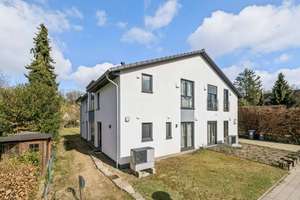 Architektur trifft Design: Hochwertige DHH in den Walddörfern – Die vollständige Adresse der Immobilie erhältst du vom Anbieter., 22397 Wohldorf-Ohlstedt, Hamburg – Vorschaubild 1
