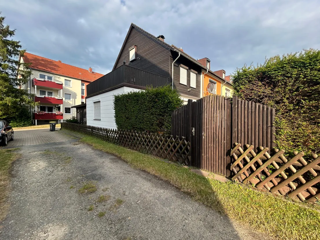 Gemütliches Reihenendhaus mit XL-Dachterrasse, Terrasse, Garten und zwei Garagen – Hausansicht