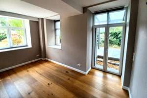 Außergewöhnliche Maisonettewohnung mit Terrasse und Loggia auf Parkähnlichem Grundstück .