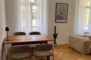 Renovierte Altbau 3-Zimmer-Wohnung mit Stuck, Fischgrätparkett & Balkon – Vogelsangstraße 18, 70176 Stuttgart – Vorschaubild 3