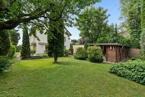 Wohnen im Grünen: Haus mit großzügigem Grundstück und Ausbaupotenzial