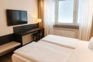 Hotel-Atmosphäre: vollausgestattetes möbliertes ehemaliges Hotelzimmer in Karlsruhe zu vermieten. – Kriegstr. 51, 76133 Innenstadt-West, Karlsruhe – Vorschaubild 3