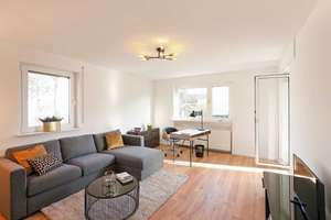 Stilvoll möblierte 3-Zimmer-Wohnung mit großem Balkon in Bergen-Enkheim