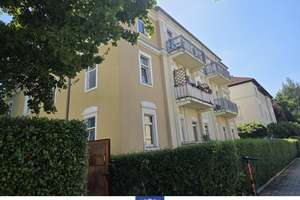 Komfortables Wohnen mit großem Balkon und separater Küche in ruhiger, grüner Lage.