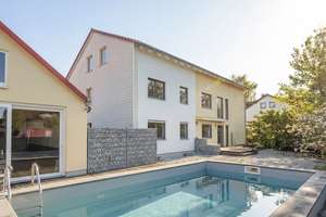 Großes Mehrfamilienhaus, Pool u. Doppelgarage, gepflegt, teilrenoviert