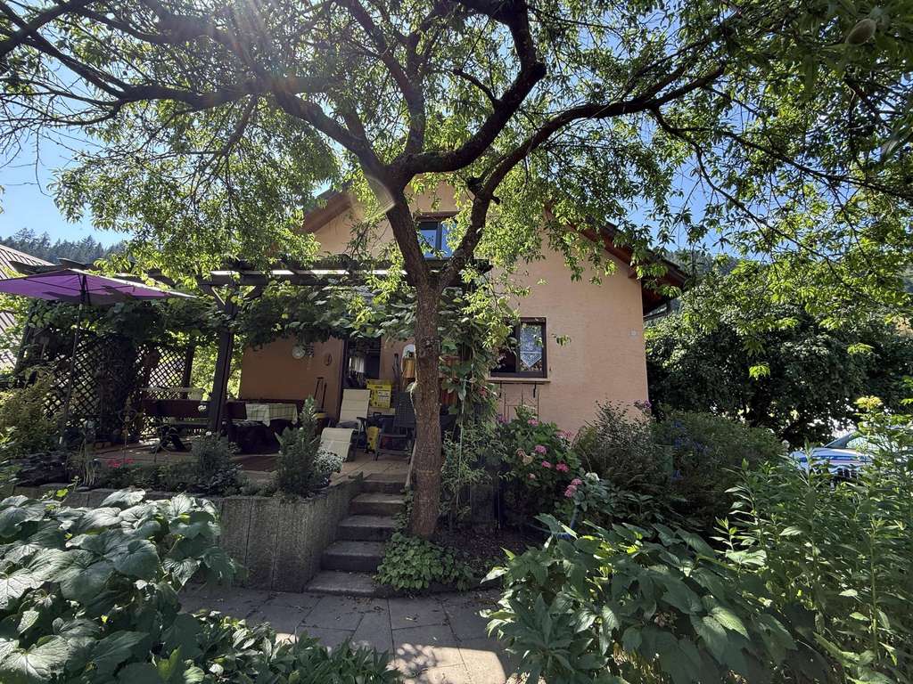 Immobilie in Hausach - Wohnhaus in Hausach mit Garten, Terrasse, Garage & Stellplätzen - Bild 2