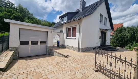 Bild von Modernisiertes Einfamilienhaus mit großem Eigentumsgrundstück, Garage & Kamin – bezugsfrei!