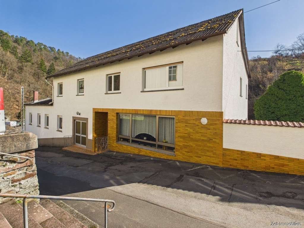 Immobilie in Schlangenbad - Großzügiges Ein- bis Zweifamilienhaus mit Gewerbefläche und zwei Garagen zu verkaufen - Bild 4