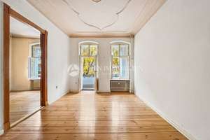 Sanierungsbedürftige 4-Zimmer-Wohnung mit Stuck, hohen Decken & Holzdielen!
