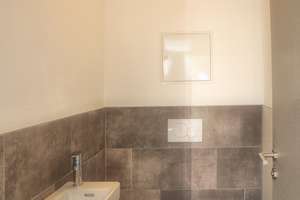 ++ MODERNES DESIGN MIT ZEITLOSER ELEGANZ ++ URBANES WOHNERLEBNIS MIT WELLNESS ++ ERSTBEZUG NACH KERN – Die vollständige Adresse der Immobilie erhältst du vom Anbieter., 94513 Schönberg – Vorschaubild 13