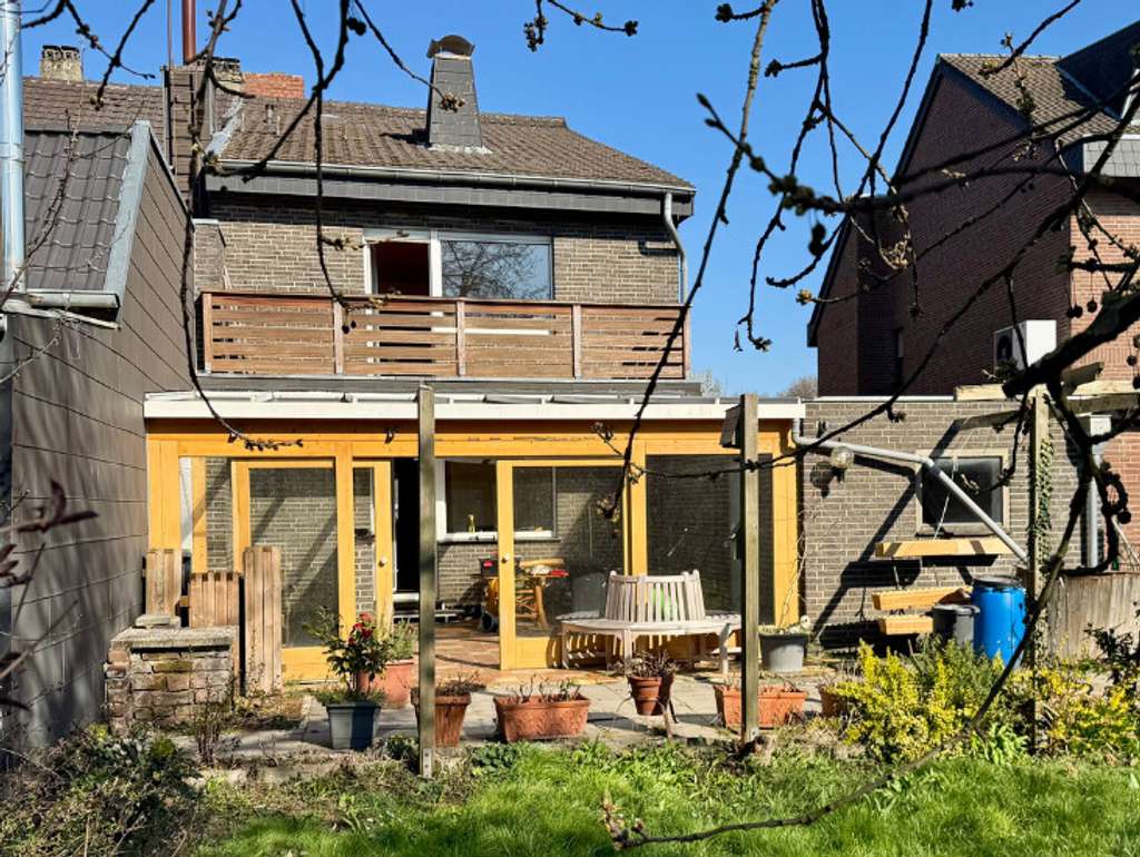 Immobilie in Baesweiler - Doppelhaushälfte mit großem Garten und viel Potenzial in zentraler Lage von Baesweiler - Bild 1