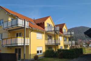 Lichtdurchflutete Dachgeschosswohnung mit zwei Balkonen, Keller und Stellplatz – Günter-Hartenstein-Straße 6, 34537 Bad Wildungen – Vorschaubild 1