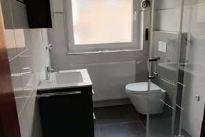 Zentrale, teilsanierte 2-Zimmer-Wg, Balkon/Winterg., Einbauküche, Waschm., Außenstellplatz o. Garage