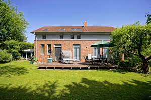 Freistehendes Architektenhaus mit    
großem Garten und 4 Stellplätzen in Top-Lage Godshorn