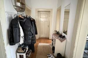 Helle Altbauwohnung mit großen Zimmern, hohen Decken und Balkon