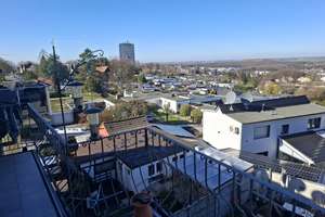 Wunderschöner Weitblick  aus geräumiger 4-Zimmer-Wohnung im 3-Familien-Haus