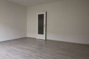 3 Zimmer Wohnung mit Balkon in grüner Wohnanlage in Nürnberg-Röthenbach West – Herriedener Straße 84, 90449 Röthenbach West, Nürnberg – Vorschaubild 2