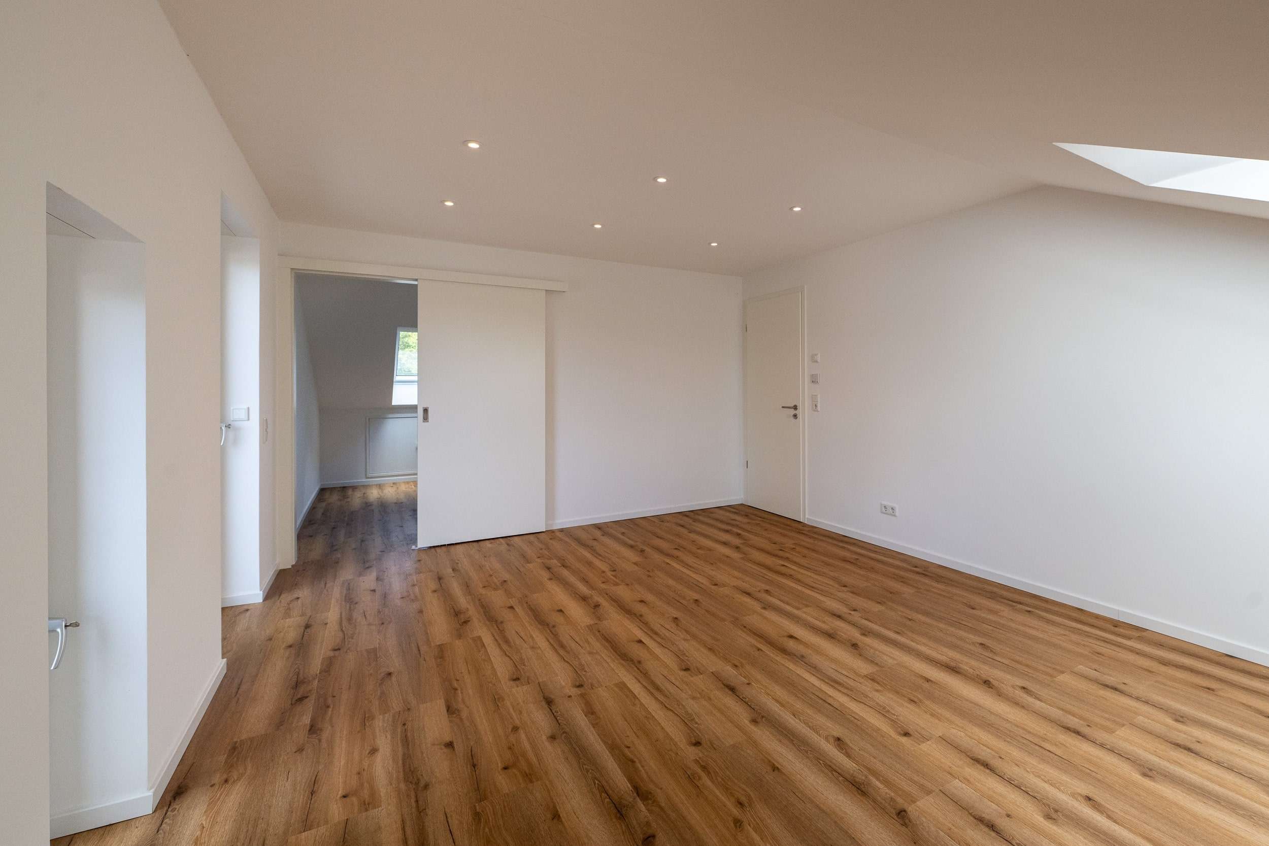 Immobilie in Friedrichstadt - Exklusive KfW-55 Dachgeschoss-ETW in bevorzugter Wohnlage mit 2 Balkonen und Stellplatz - Bild 6