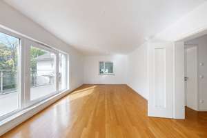 RE/MAX – Stilvoll wohnen: hochwertige, lichtdurchflutete 3-Zimmer-Dachterrassenwohnung zum Kauf! – Die vollständige Adresse der Immobilie erhältst du vom Anbieter., 81825 Gartenstadt Trudering, München – Vorschaubild 2