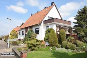 Freistehendes Einfamilienhaus mit Garten und Garage