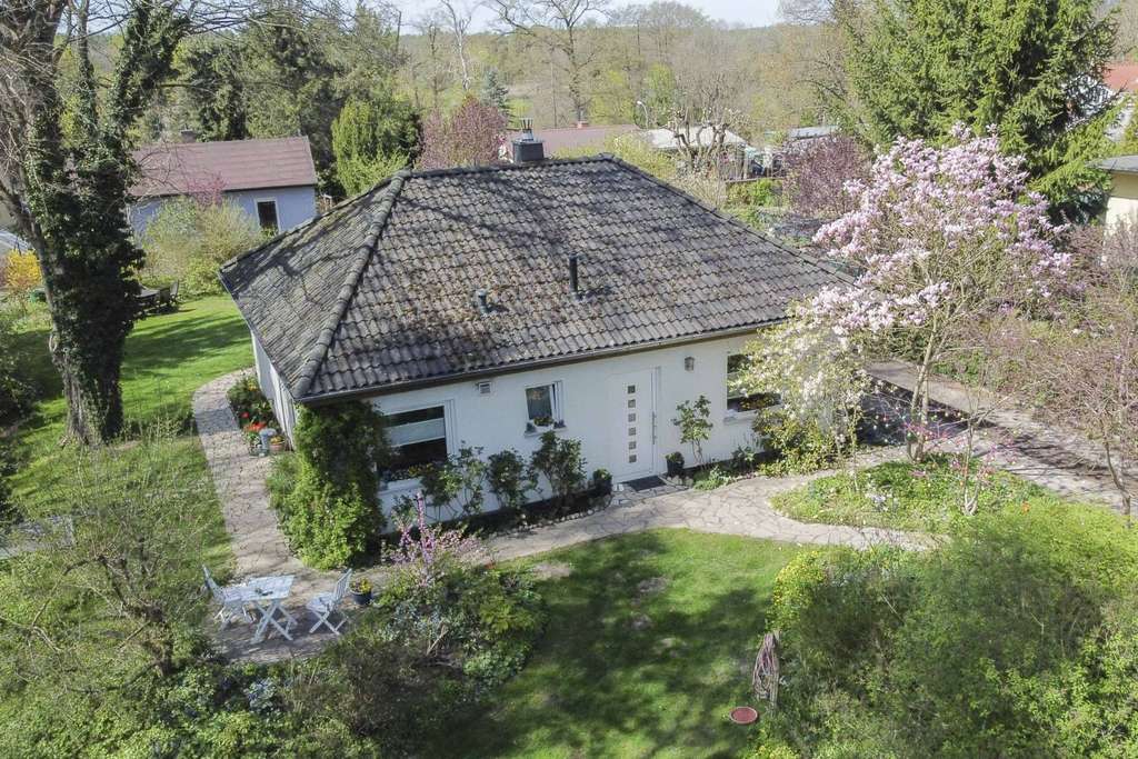 05/2028 bezugsfrei: 3-Zi.-EFH mit Garten, Pool und Carportstellplatz inkl. Gerätehaus (Erbbaurecht)