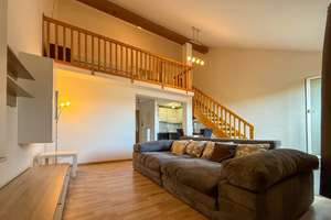 Moderne und möblierte 1,5-Zimmer-Maisonette-Wohnung mit Loggia und Tiefgaragenstellplatz