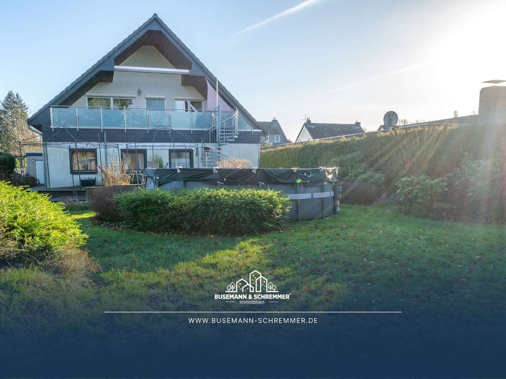 Immobilie in Langenhagen - Sehr großzügiges Zweifamilienhaus mit außergewöhnlichem Grundriss und schönem Garten in Langenhagen - Bild 0