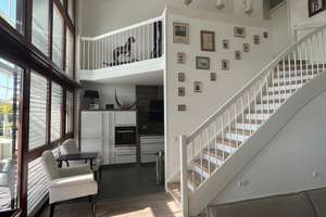 Noch schöner Wohnen: Maisonette-Wohnung mit Galerie, Balkon & Pool