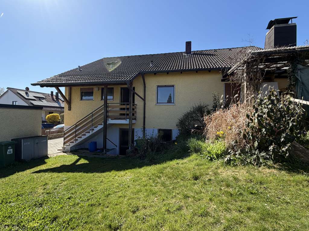 Immobilie in Lappersdorf - Raum für Ideen: freistehendes Haus mit Einliegerwohnung & großem Grundstück - Bild 1