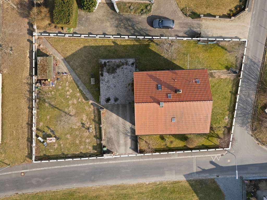 Immobilie in Kemnath - Zweifamilienhaus mit großem Garten und Ausbaureserve - Bild 3