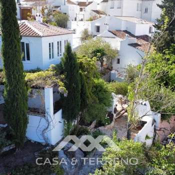 Einzigartiges Anwesen in Comares mit drei Wohneinheiten und Panoramablick