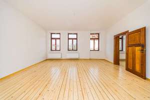 1-Zimmer-Wohnung mit großzügigem Wohnbereich und Altbaucharme