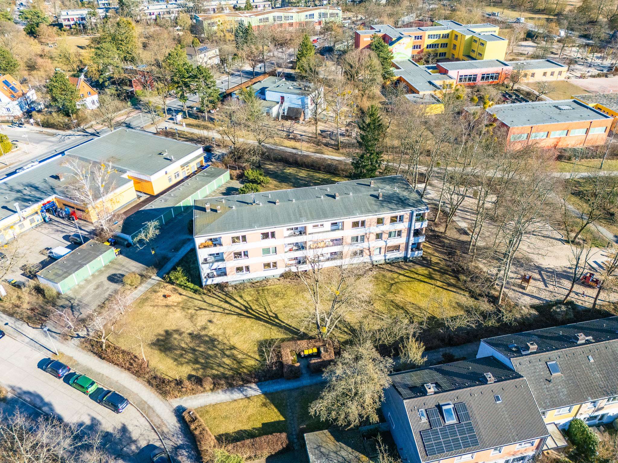 Bezugsfrei! 4 Zimmer mit Sonnigem Balkon. Renovierungsbedürftig, Berlin – Bild 2