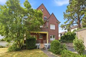 Liebhaber aufgepasst: Altbauwohnung mit Loggia, Gartenmitbenutzung und Doppelgarage !