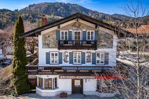 Hier möchte man WOHNEN- HAUS AM PLATZ!
3 Zi. Mietwohnung mit 30 qm Dachterrasse