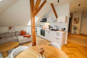 DESIGN-APARTMENT im Dachgeschoss – möbliert & sofort frei! – Die vollständige Adresse der Immobilie erhältst du vom Anbieter., 26122 Bahnhofsviertel, Oldenburg (Oldenburg) – Vorschaubild 1