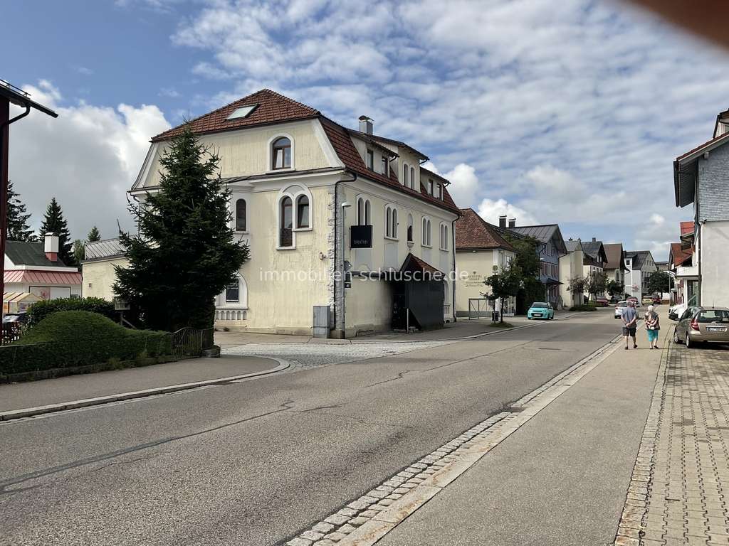 Immobilie in Lindenberg im Allgäu - Imposantes Wohn und Geschäftshaus mit 5 schönen Wohnungen und einer Gewerbeeinheit - Bild 2