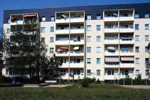 Kurze Wege zur Bahn, Badesee, Bus, Einkauf, Kita, Schule...Mietvertrag Ende Juli möglich! – Rottwerndorfer Str. 24, 1257 Dresden – Vorschaubild 1