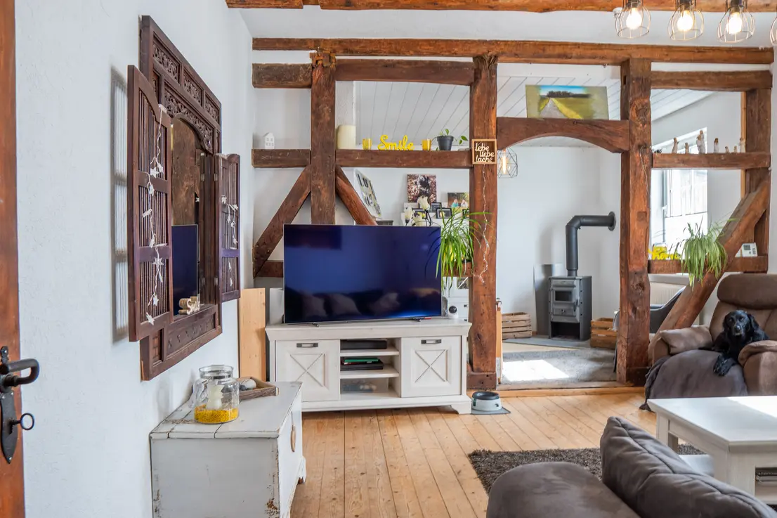 Wohnzimmer mit freigelegten Holzbalken
