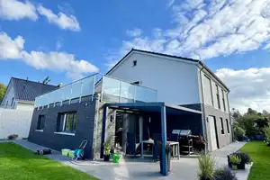 Atemberaubendes Einfamilienhaus mit Doppelgarage und großem Garten in Toplage! – Salzgitter – Vorschaubild 2